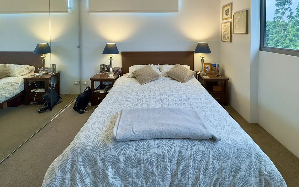 Chambre à coucher d'un logement traité