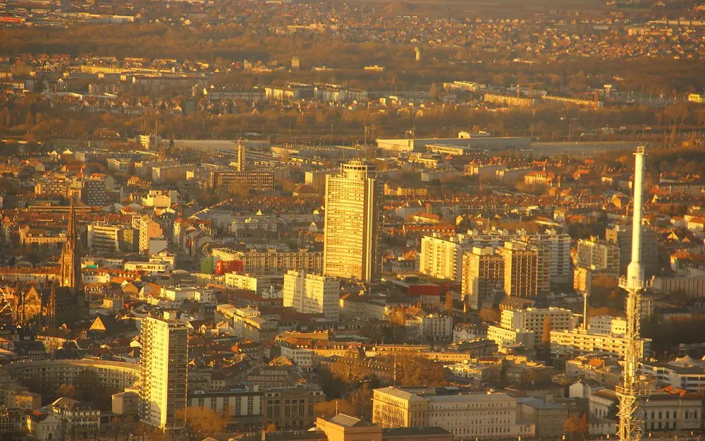 Habitat collectif dense à Mulhouse, contexte fréquent des traitements rémanents